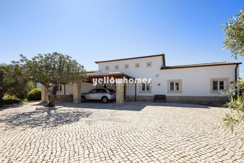 Moradia V2+1 com piscina numa localização tranquila perto da Mexilhoeira Grande